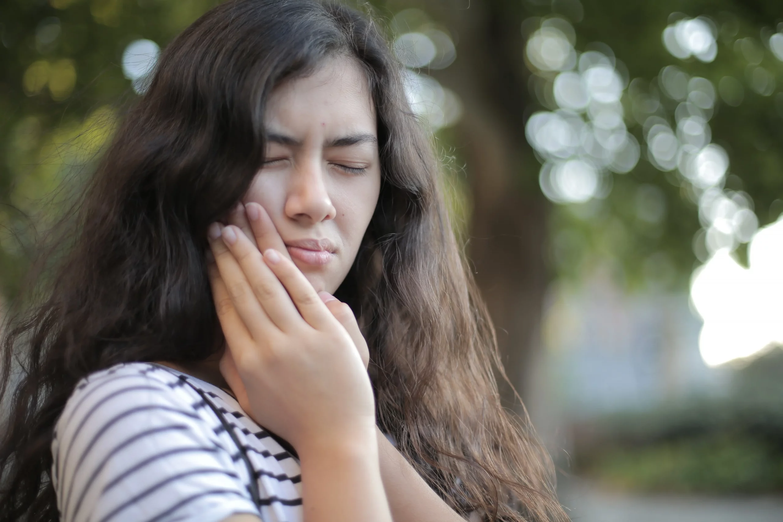 Zuviel Stress? Symptome können ungewöhnlich sein, zum Beispiel Zahn- und Kieferschmerzen.